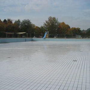 2024-06-20 Bild 2 - Blick auf das Nichtschwimmerbecken im Auenbereich des Sportbades zu Beginn der Sanierung im Jahr 2008 - Foto Gemeinde Denzlingen